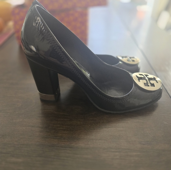 Tory Burch Maddie Black Patent Pump, Size 8 - Picture 6 of 7
